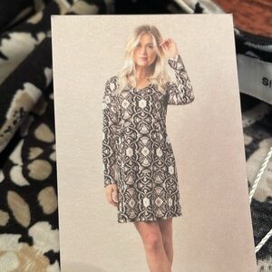 Simply Noelle s/m kangaroo pocket long sleeve dress